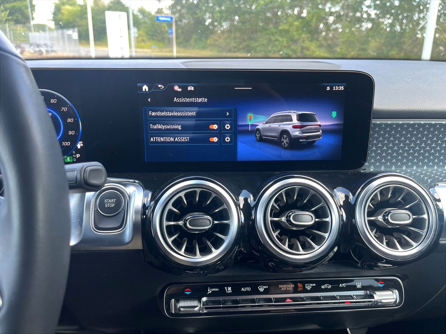 Hvid Mercedes EQB 250+ fra 2025