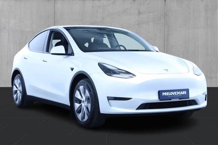 Hvid Tesla Model Y fra 2023