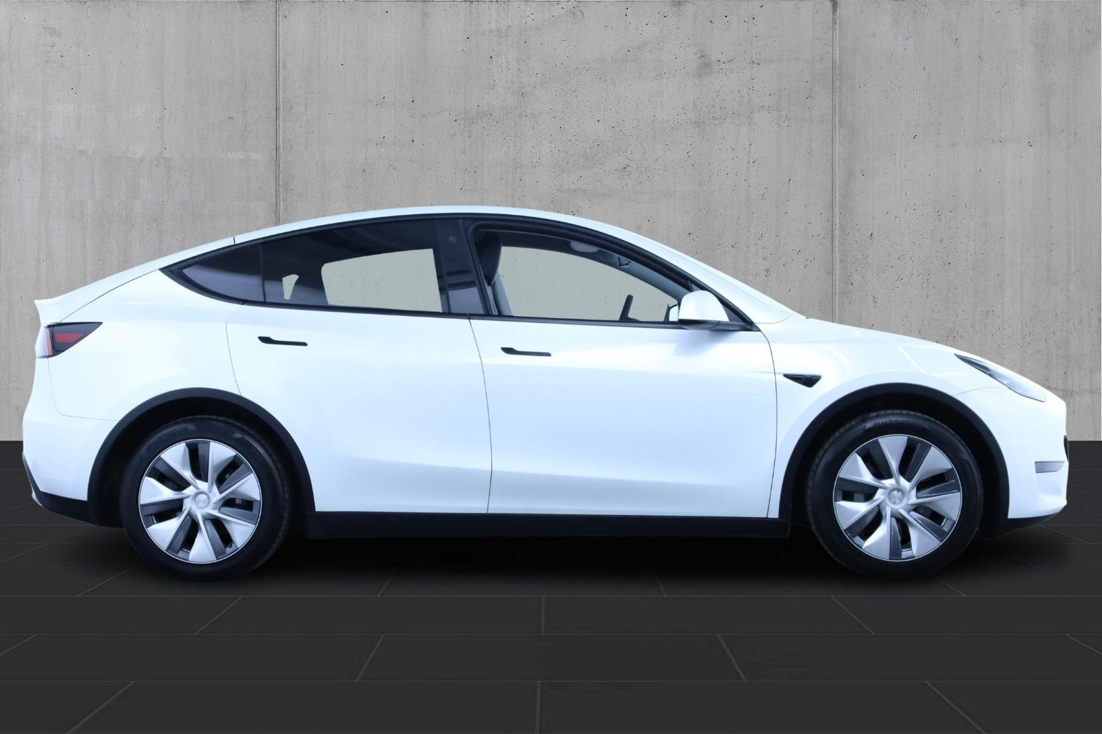 Hvid Tesla Model Y fra 2023