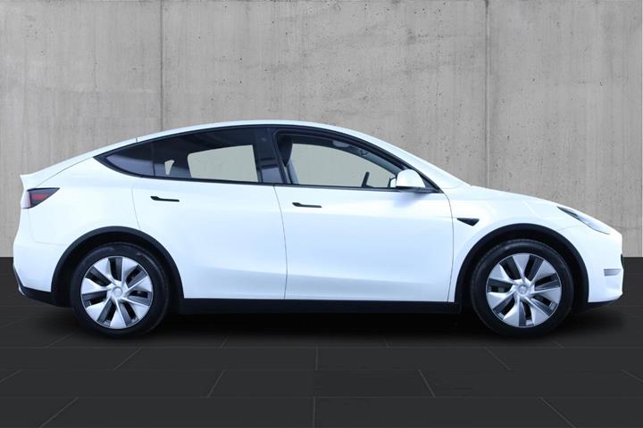 Hvid Tesla Model Y fra 2023