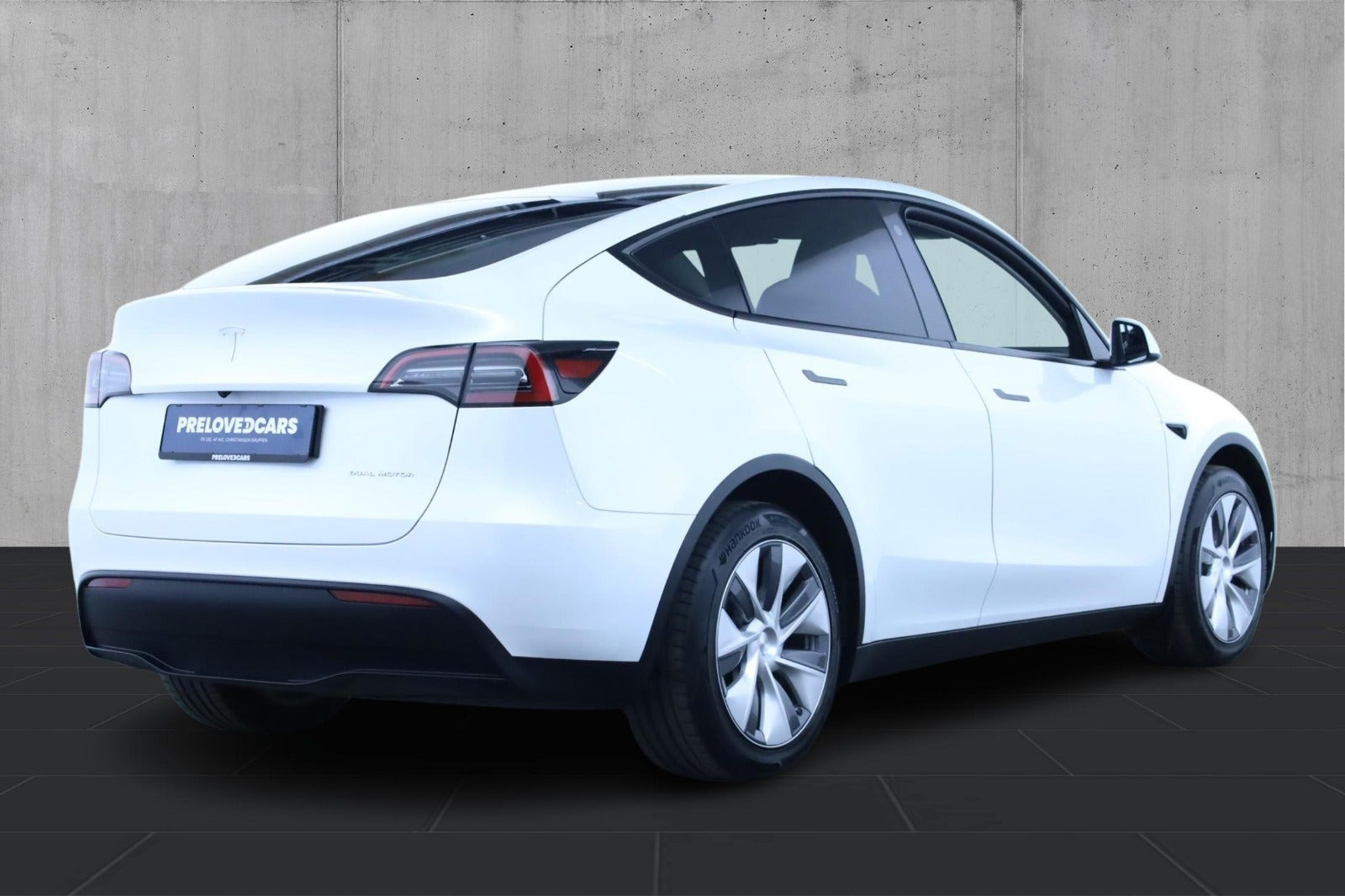 Hvid Tesla Model Y fra 2023