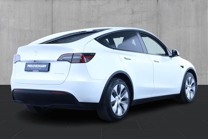 Hvid Tesla Model Y fra 2023