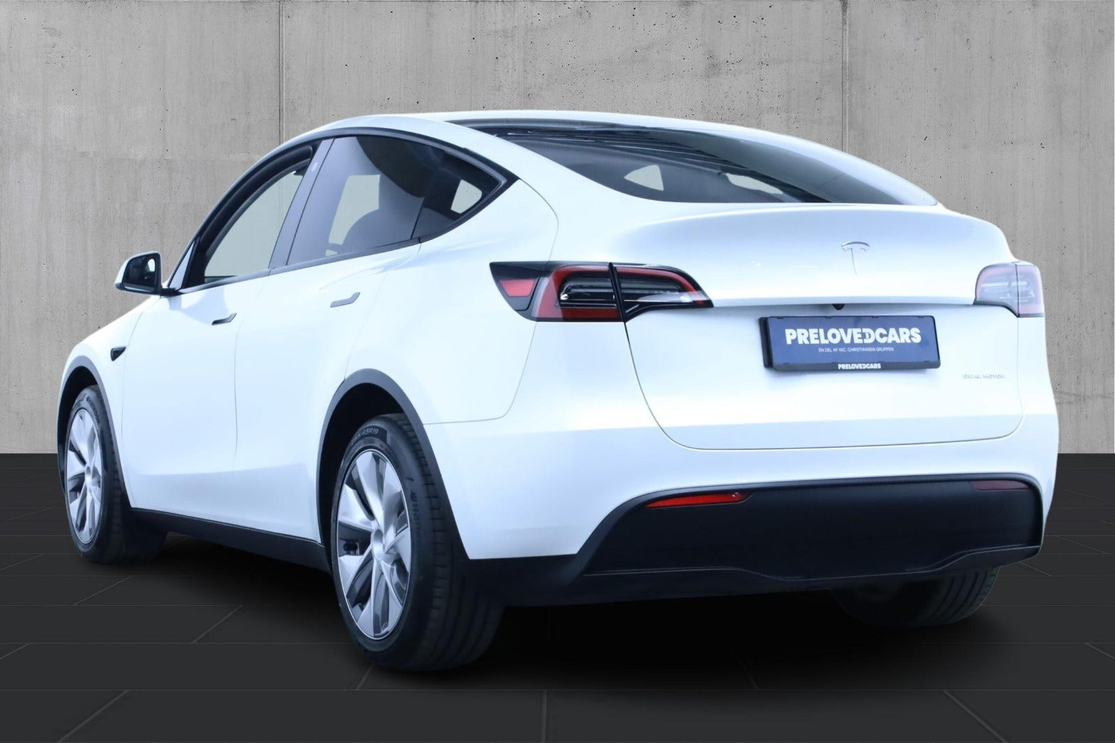 Hvid Tesla Model Y fra 2023