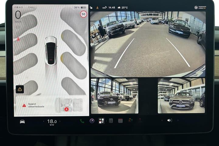 Hvid Tesla Model Y fra 2023