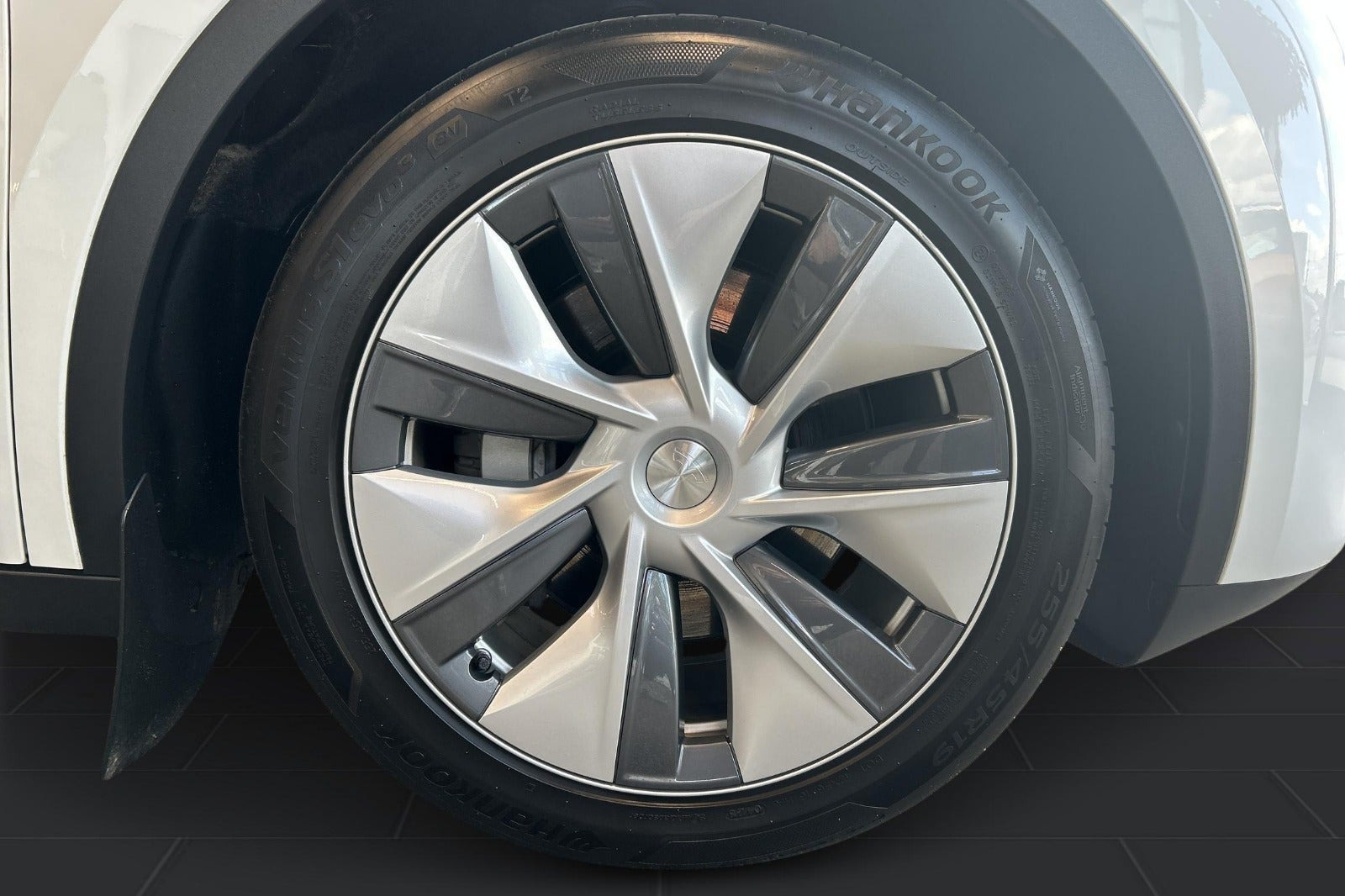 Hvid Tesla Model Y fra 2023