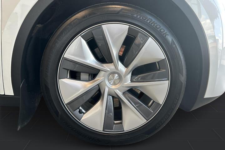 Hvid Tesla Model Y fra 2023