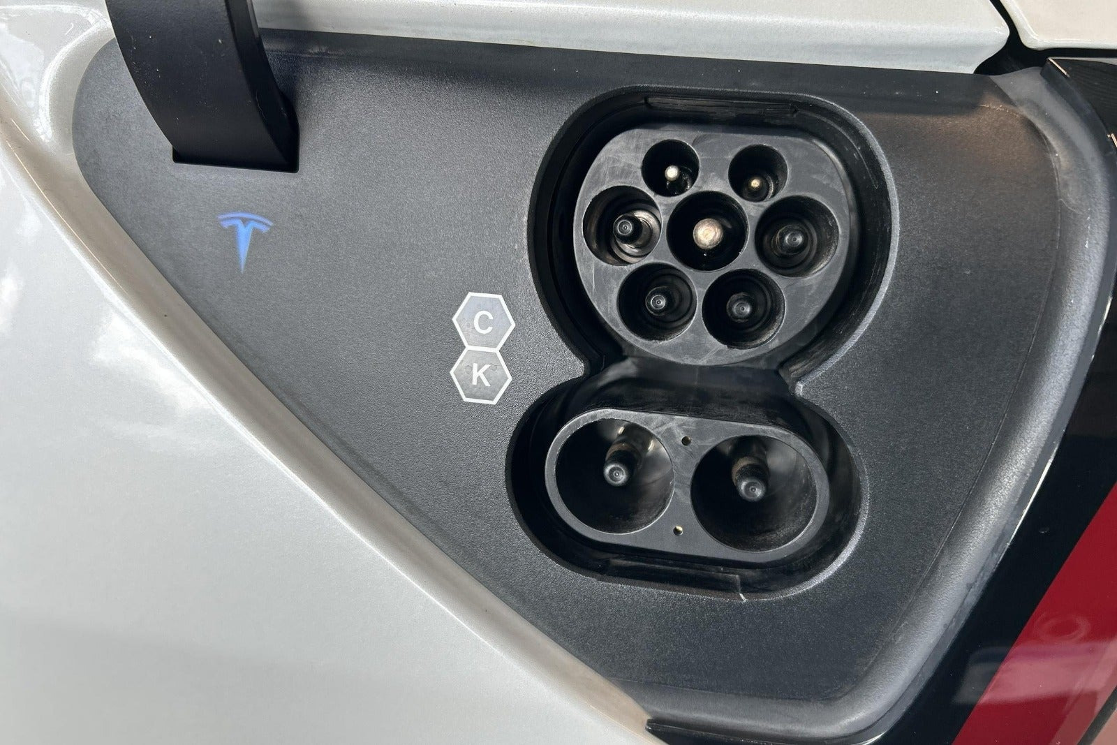 Hvid Tesla Model Y fra 2023