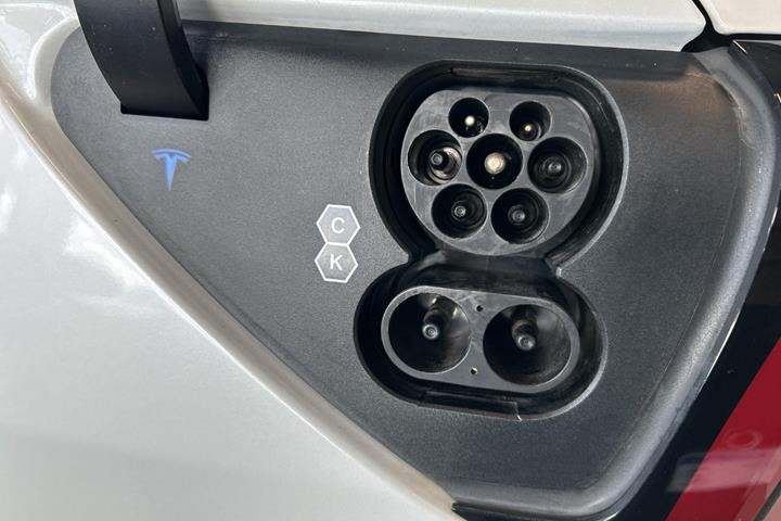 Hvid Tesla Model Y fra 2023