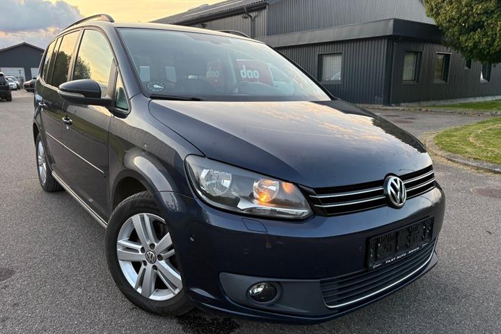 Gul VW Touran fra 2013