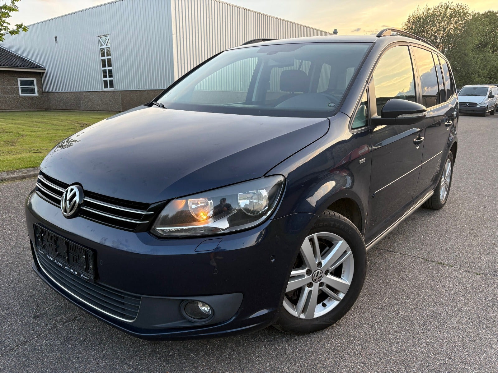 Gul VW Touran fra 2013