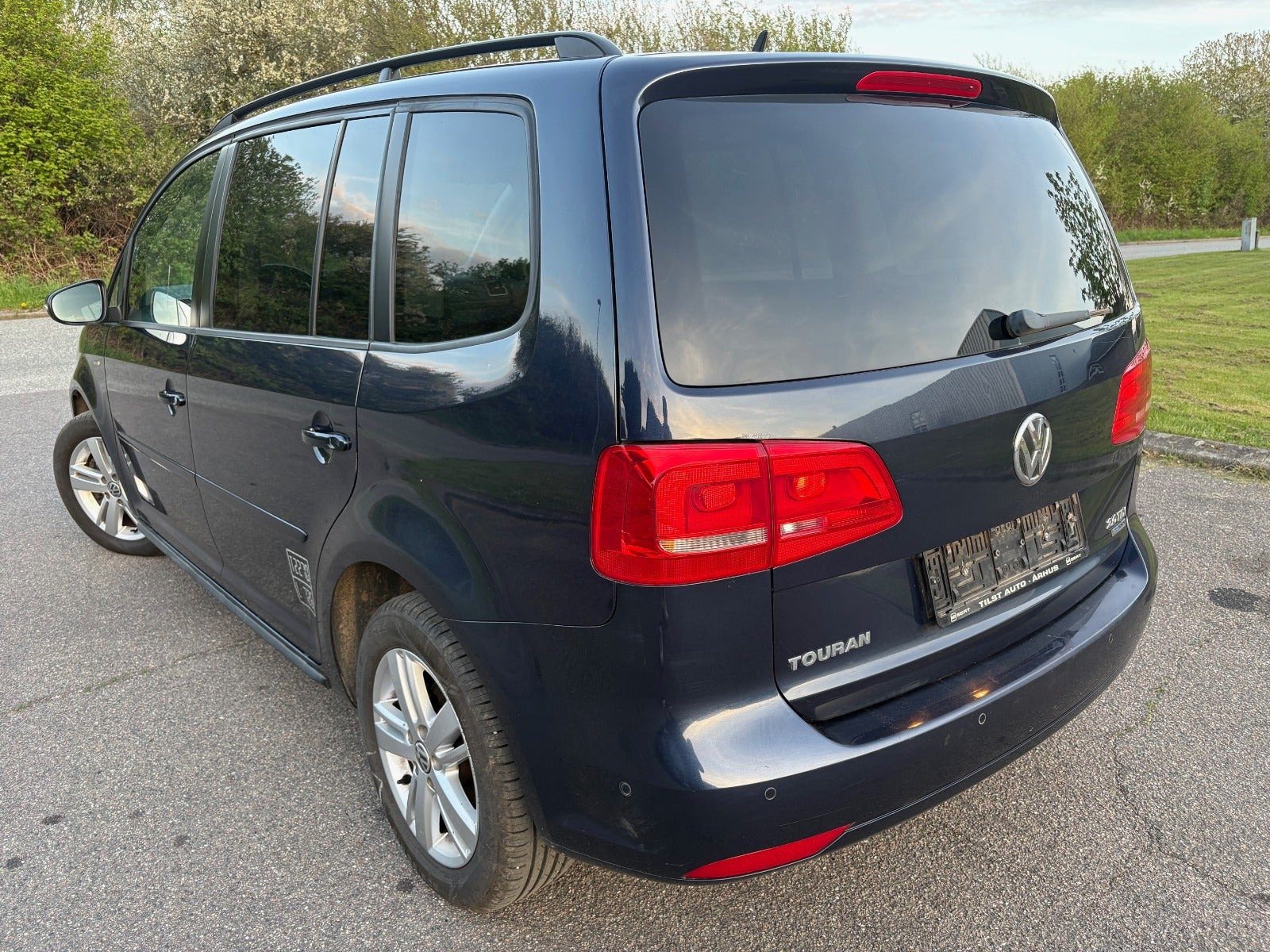 Gul VW Touran fra 2013