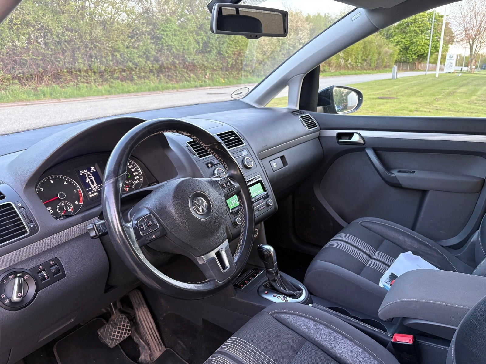 Gul VW Touran fra 2013