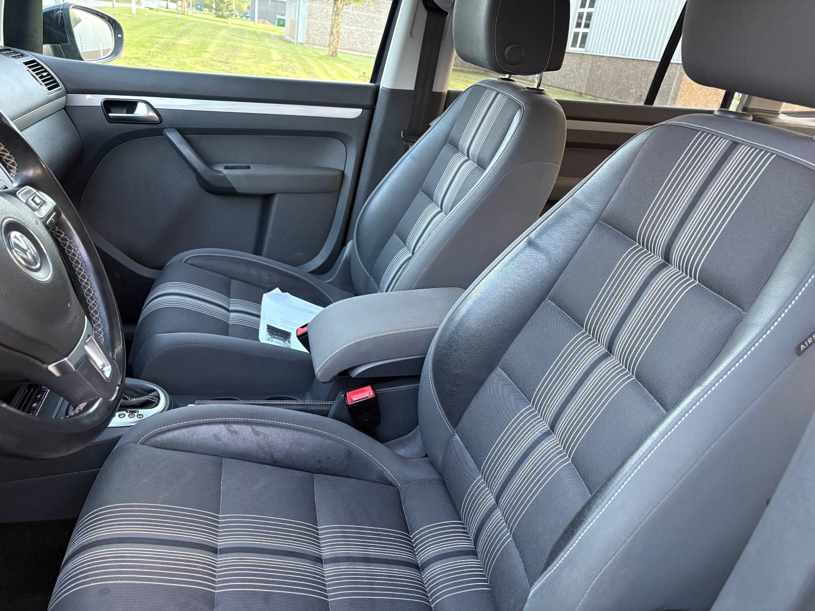 Gul VW Touran fra 2013