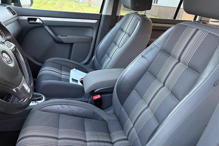 Gul VW Touran fra 2013
