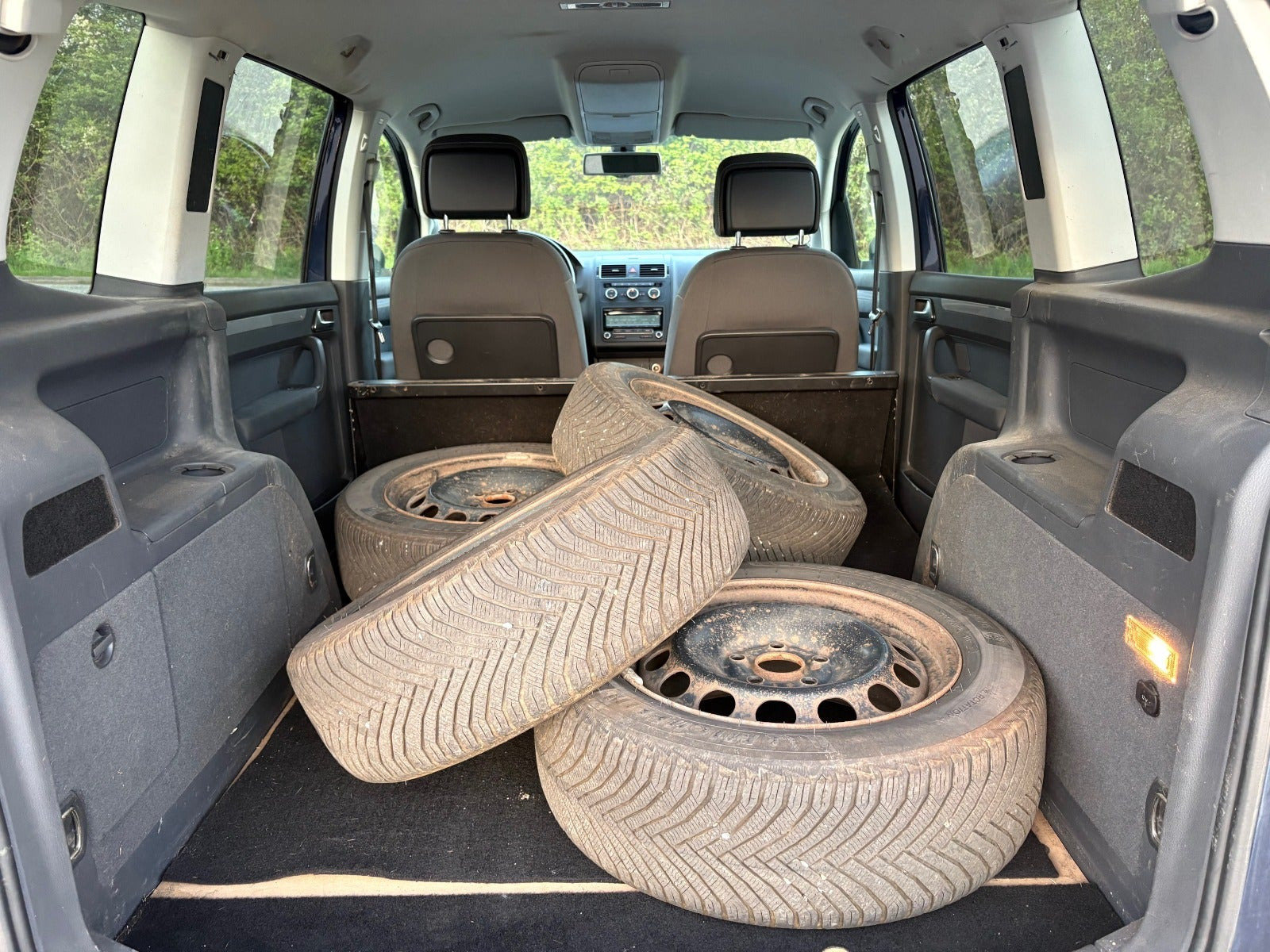 Gul VW Touran fra 2013
