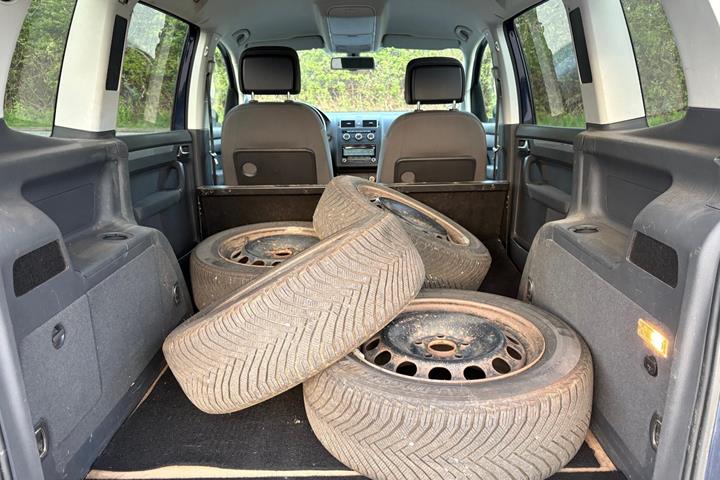 Gul VW Touran fra 2013