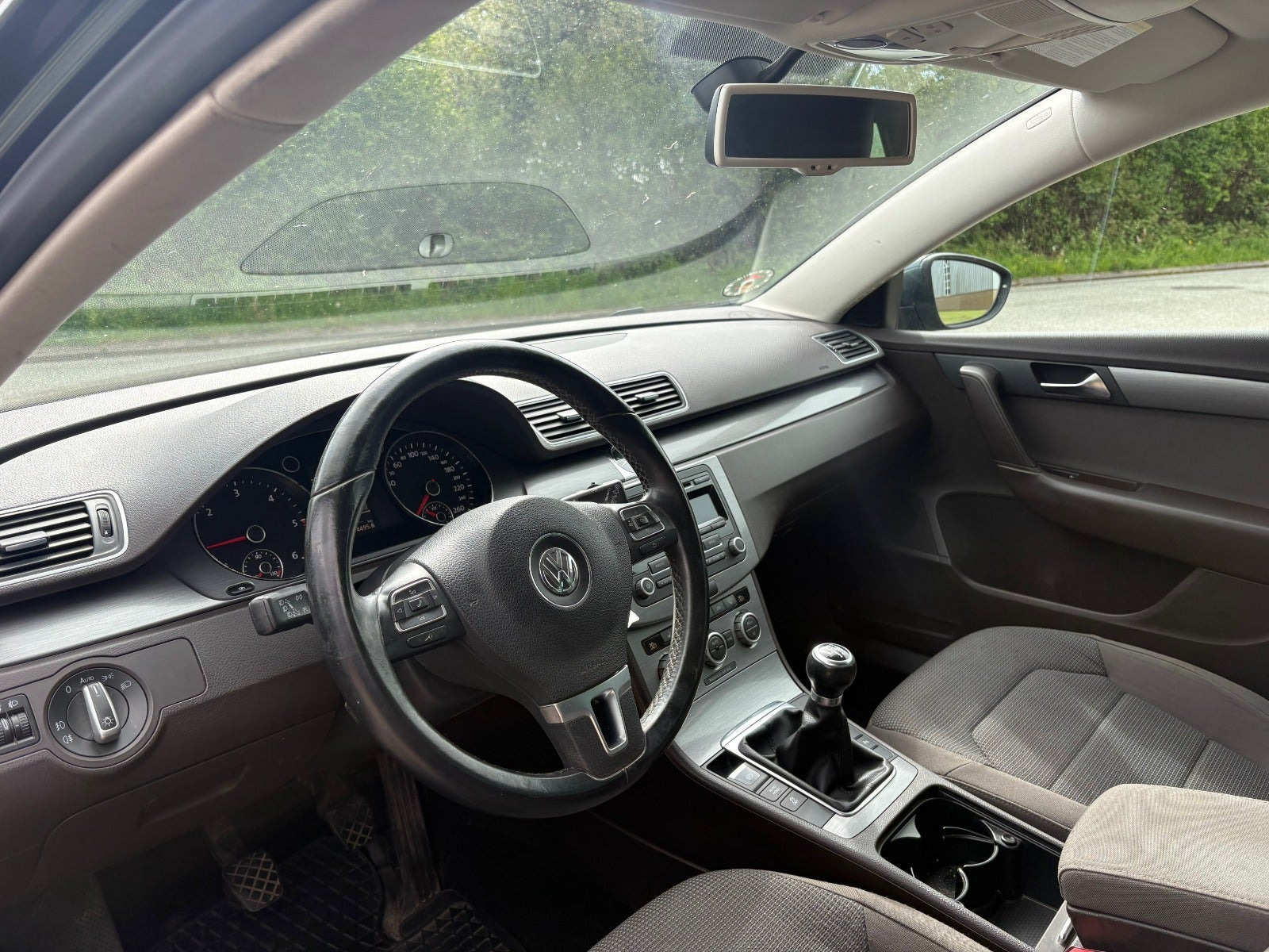 Grå VW Passat fra 2013