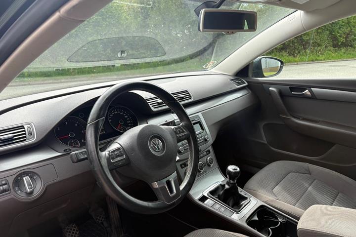 Grå VW Passat fra 2013