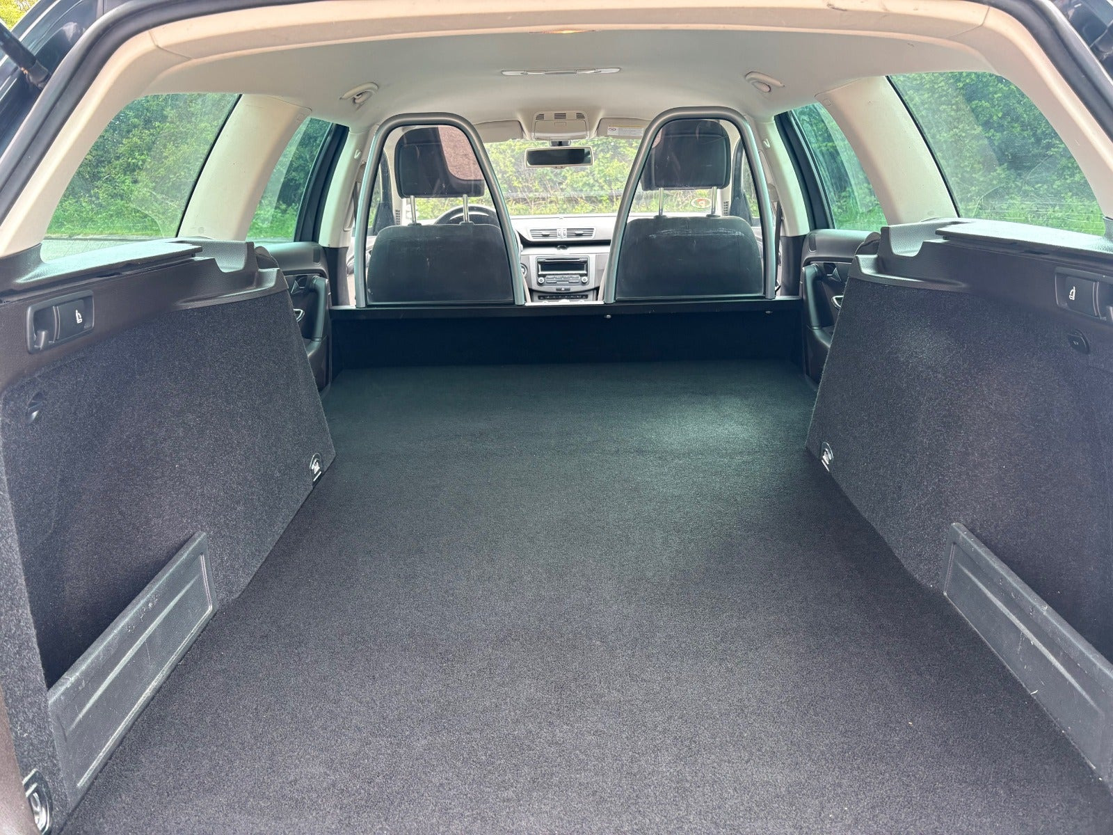 Grå VW Passat fra 2013