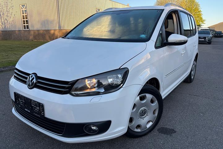Hvid VW Touran fra 2011 set udefra