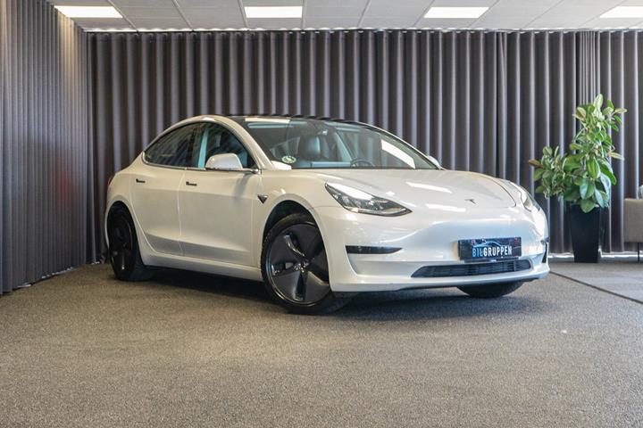 Hvid Tesla Model 3 fra 2021