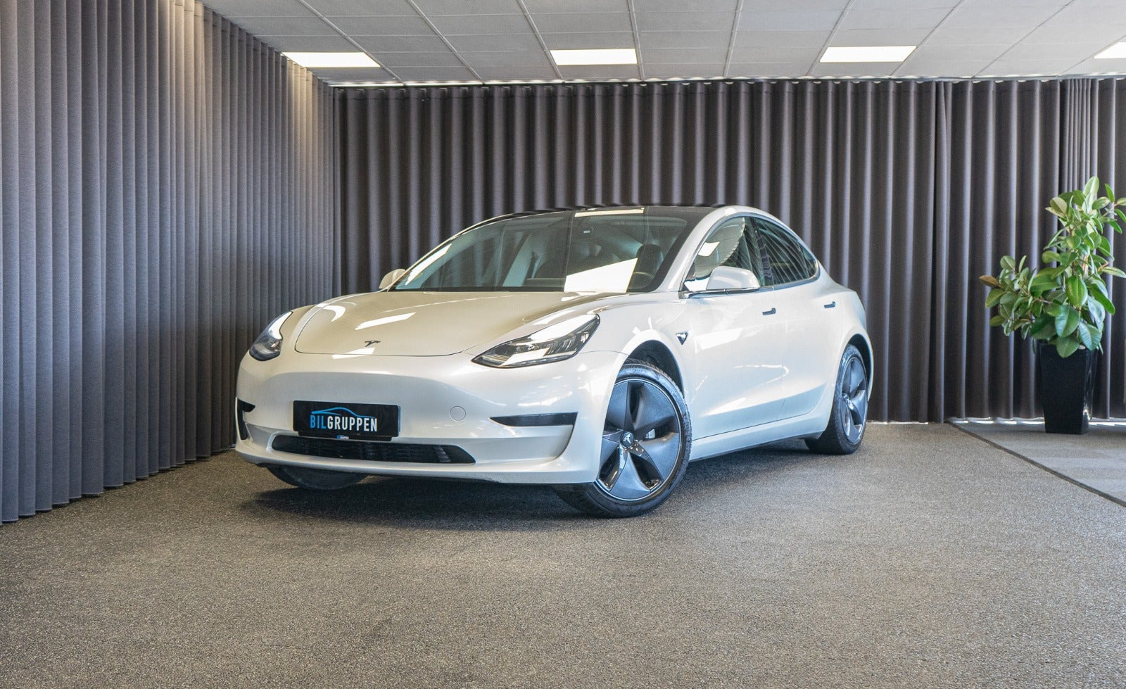 Hvid Tesla Model 3 fra 2021