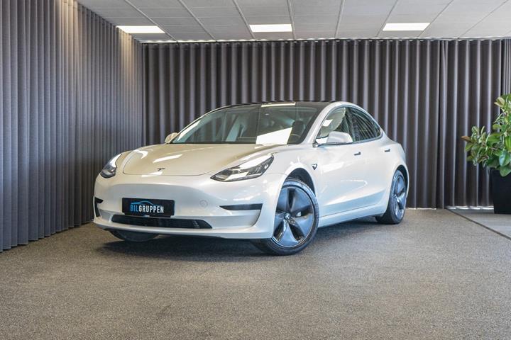 Hvid Tesla Model 3 fra 2021