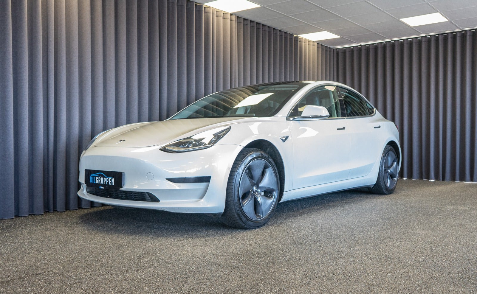 Hvid Tesla Model 3 fra 2021