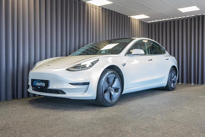 Hvid Tesla Model 3 fra 2021