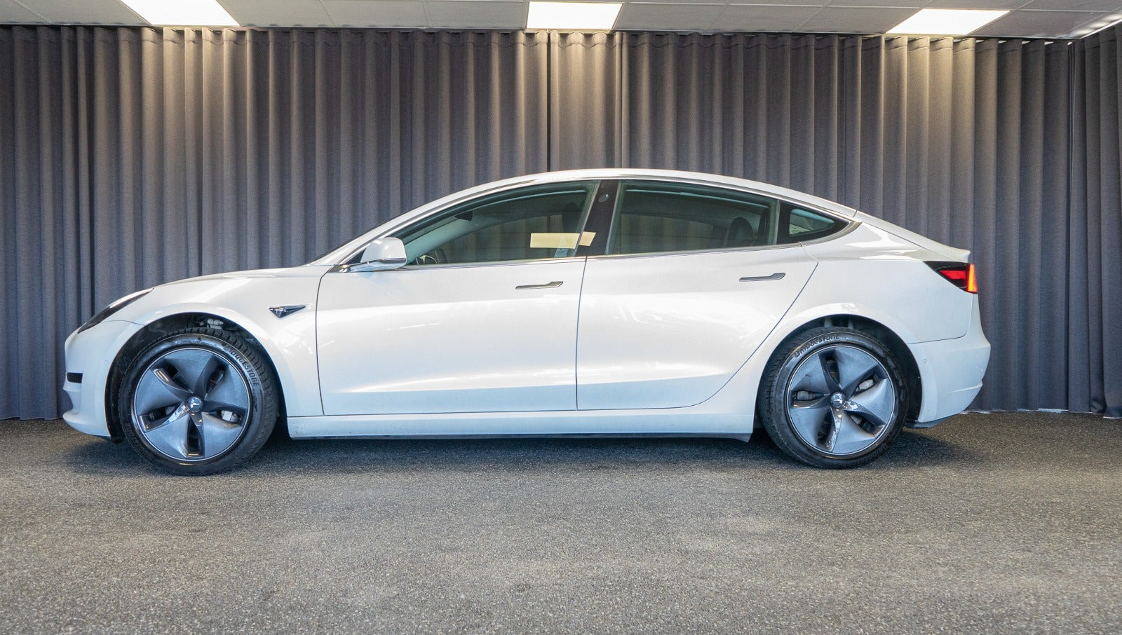 Hvid Tesla Model 3 fra 2021