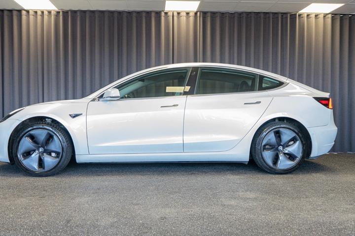 Hvid Tesla Model 3 fra 2021