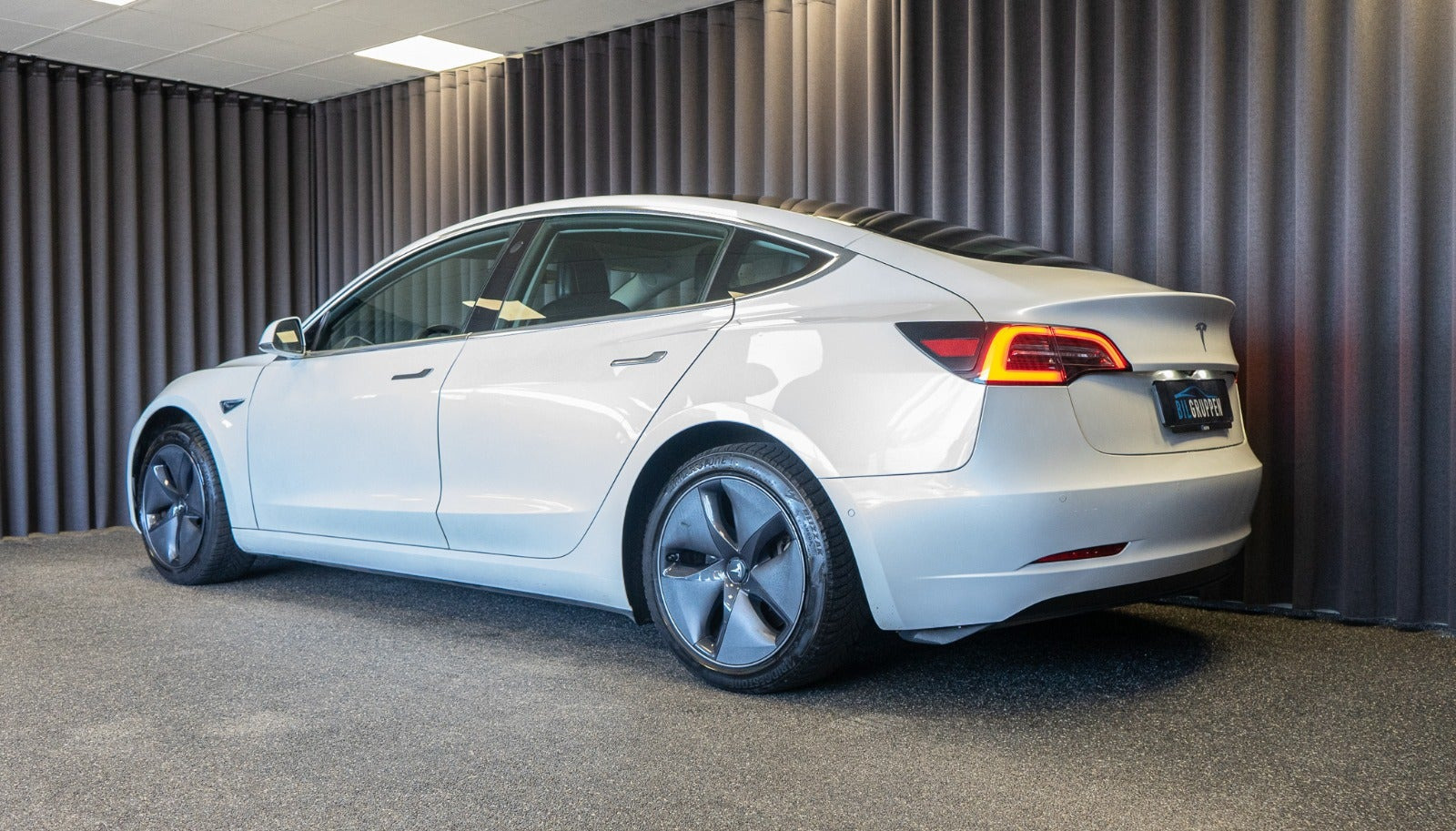 Hvid Tesla Model 3 fra 2021