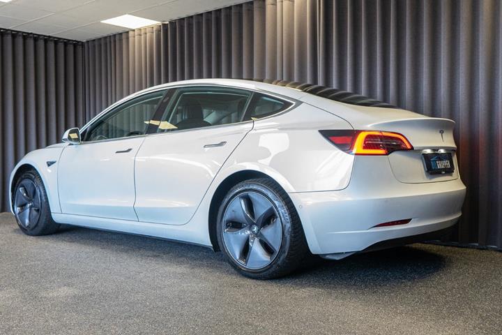 Hvid Tesla Model 3 fra 2021