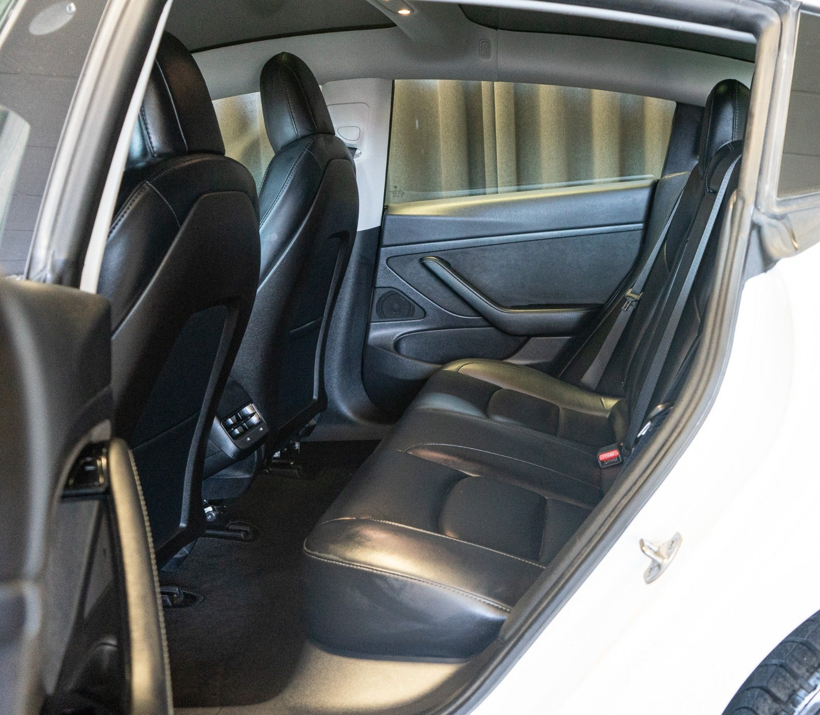 Hvid Tesla Model 3 fra 2021