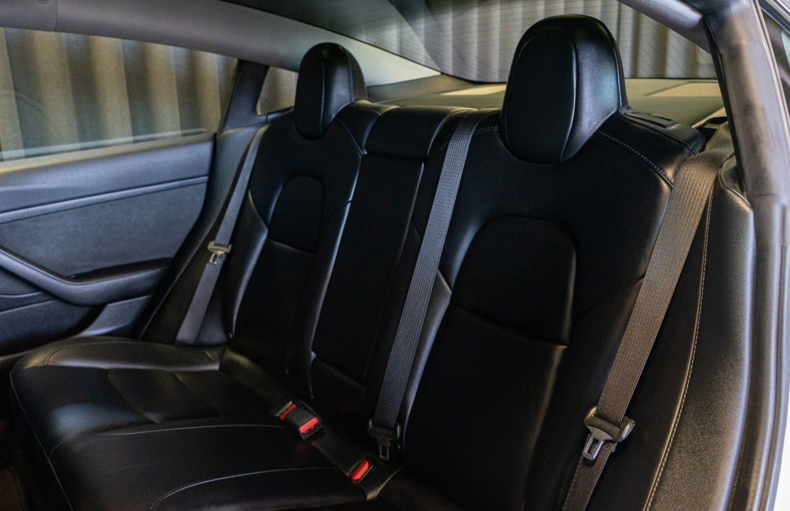 Hvid Tesla Model 3 fra 2021