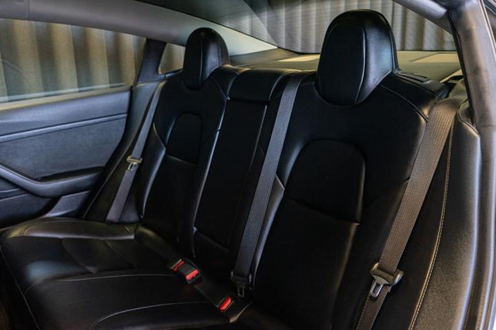 Hvid Tesla Model 3 fra 2021