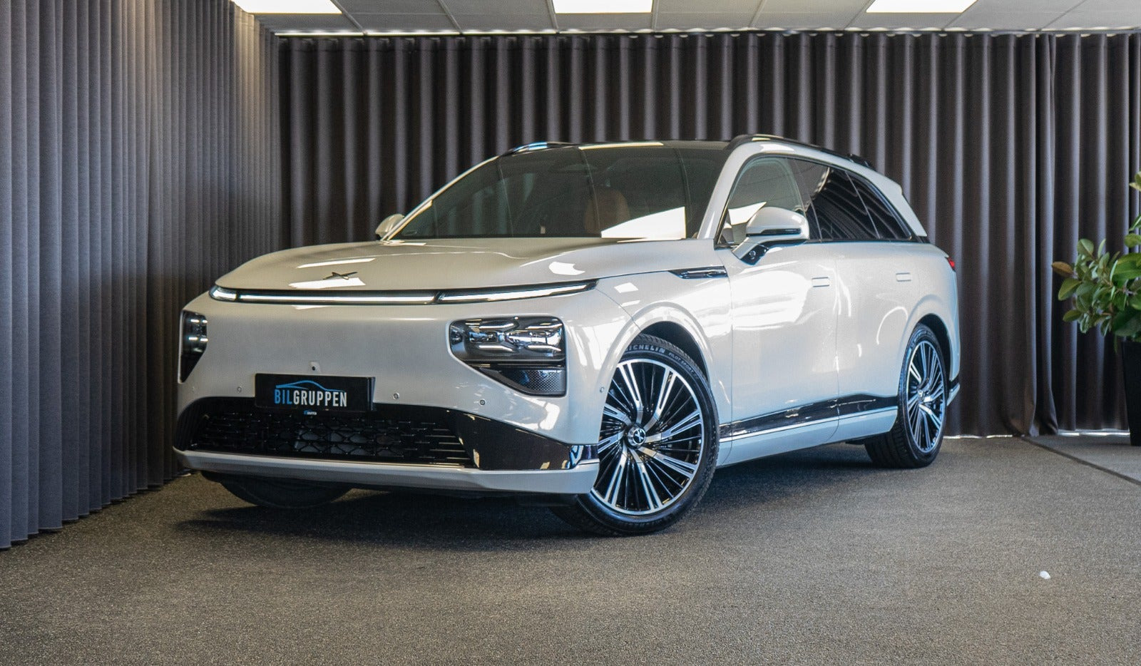 Hvid Xpeng G9 fra 2024