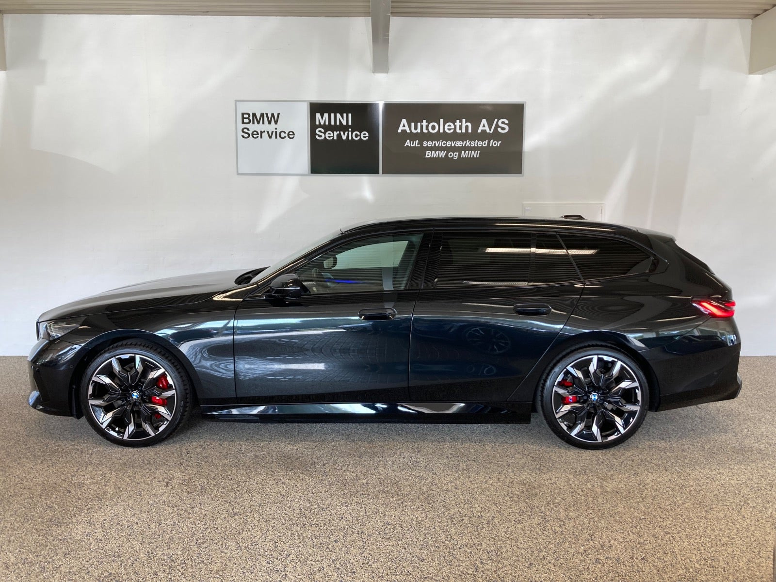 Sort BMW i5 fra 2025