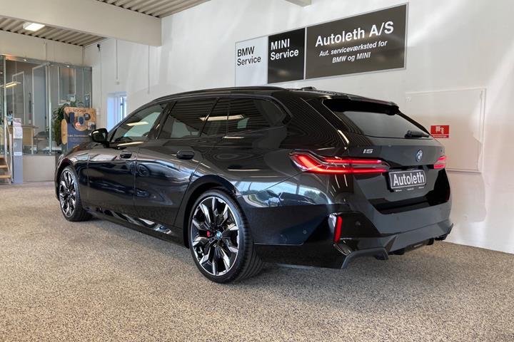 Sort BMW i5 fra 2025