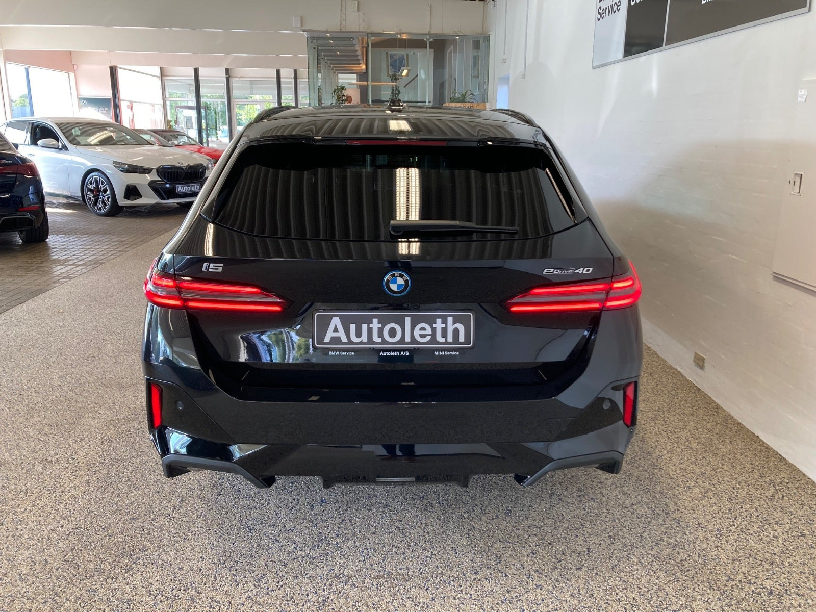 Sort BMW i5 fra 2025