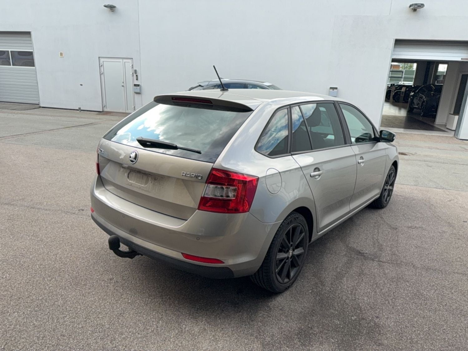 Beige Skoda Rapid fra 2016