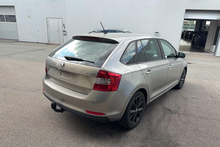 Beige Skoda Rapid fra 2016