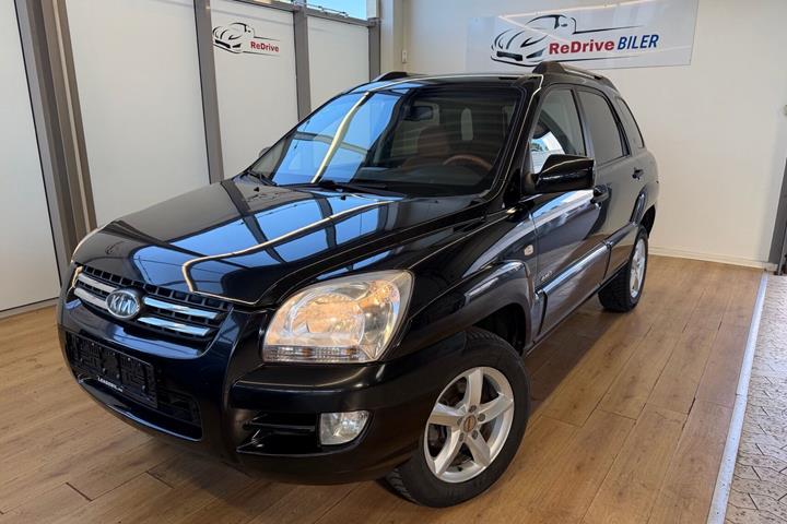 Sort Kia Sportage fra 2006 set udefra