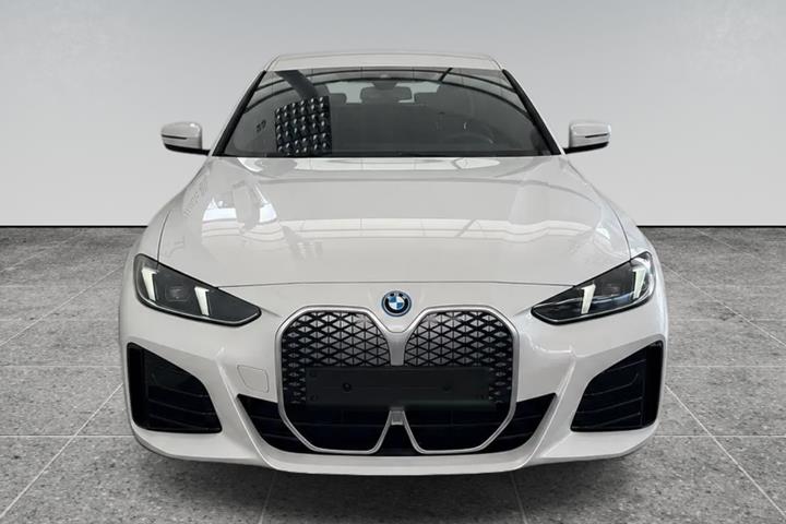 Hvid BMW i4 fra 2025