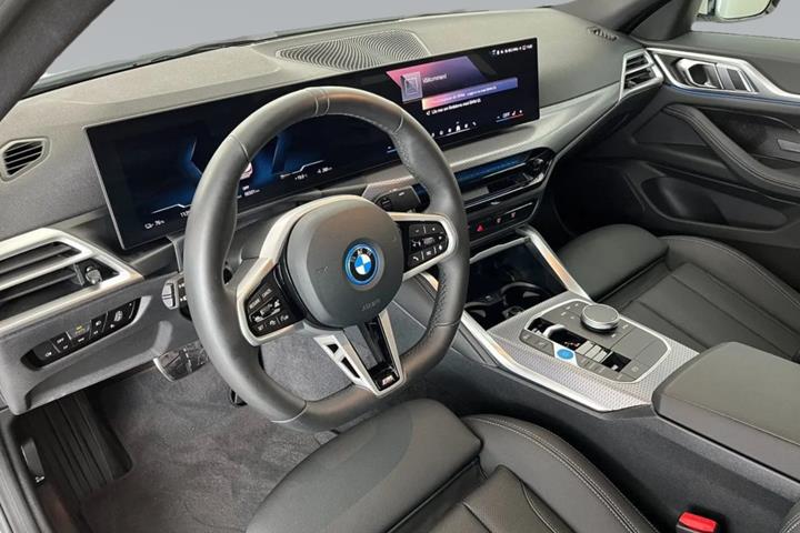 Hvid BMW i4 fra 2025