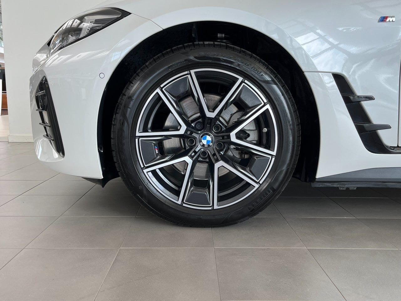 Hvid BMW i4 fra 2025