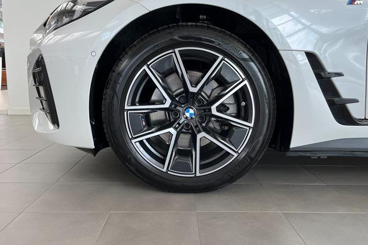 Hvid BMW i4 fra 2025