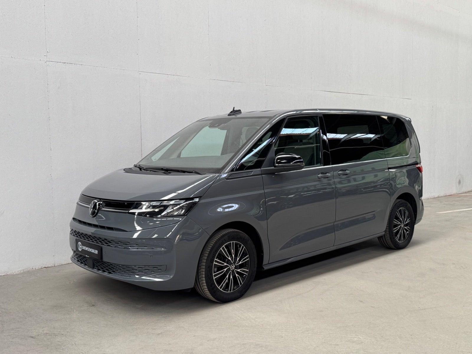 Grå VW Multivan fra 2022