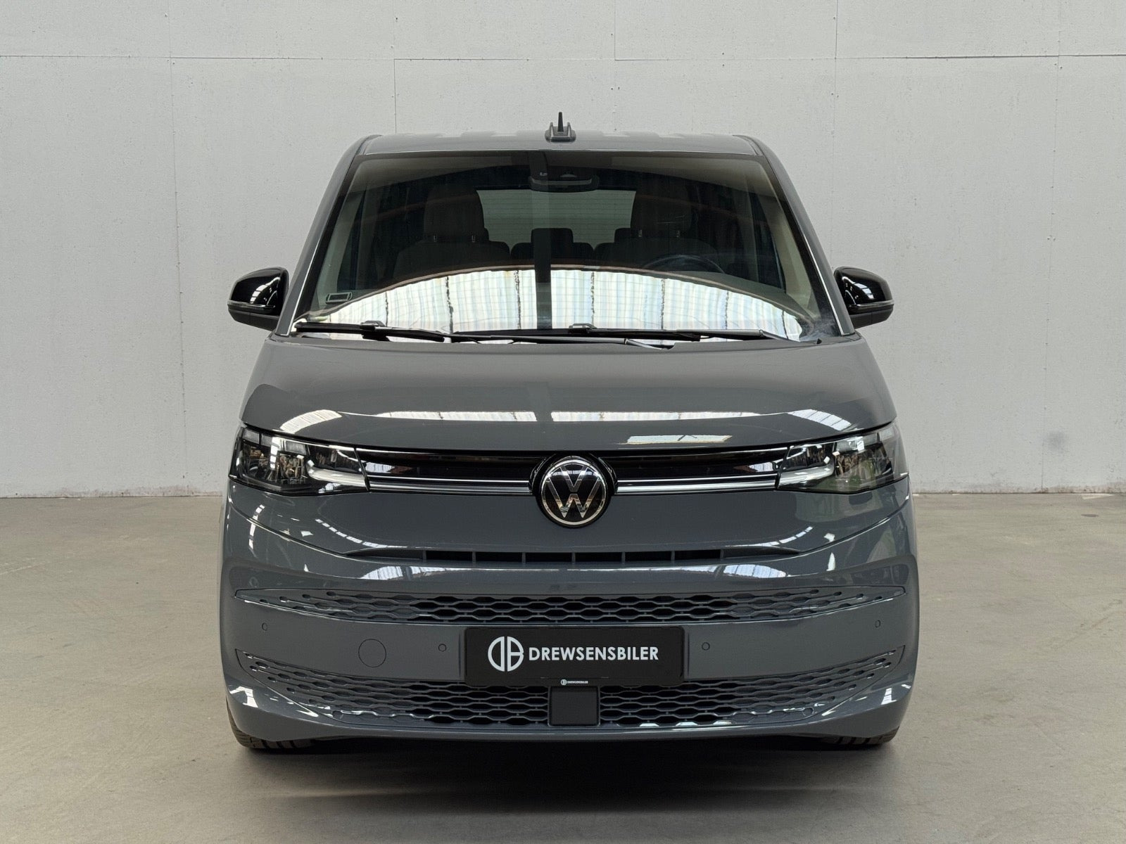 Grå VW Multivan fra 2022
