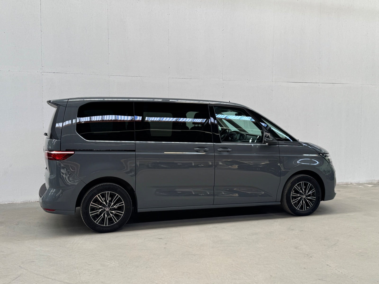 Grå VW Multivan fra 2022